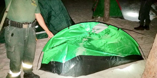 Tende e ombrelloni abusivi a Ferragosto: sequestri