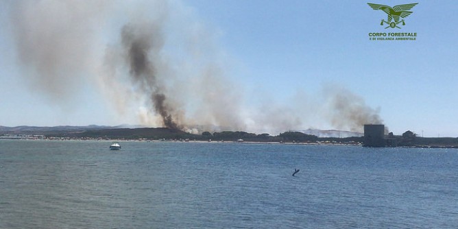 Spente con mezzi aerei le fiamme a Stintino e Santa Teresa di Gallura