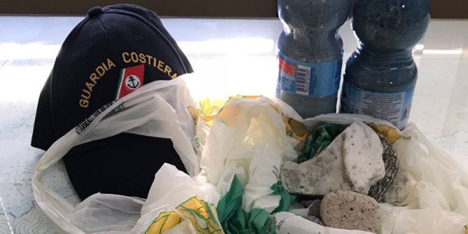 Sassi e sabbia in valigia: fermati in porto