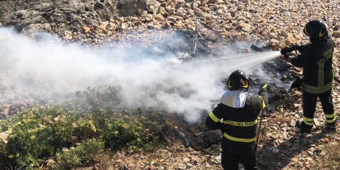 Aeroporto Alghero: sterpaglie a fuoco