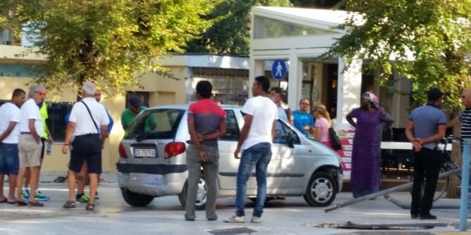 Anziana travolge i cartelli e sfiora il bar