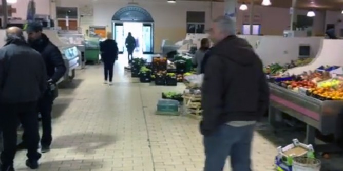 Far west al mercato, aggressione col coltello