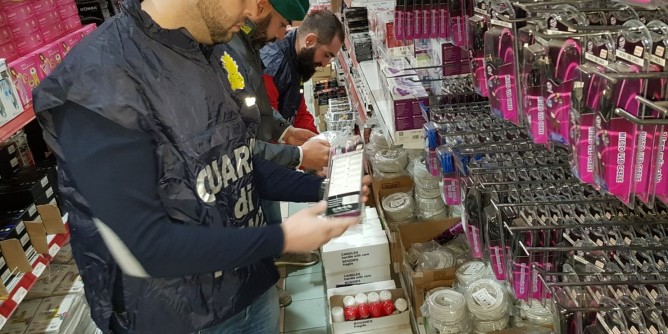 Sequestrati oltre 16mila articoli di bigiotteria