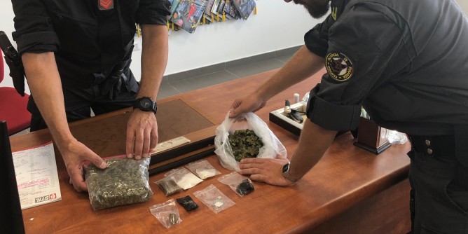 Scendono dalla nave con la droga: doppio arresto