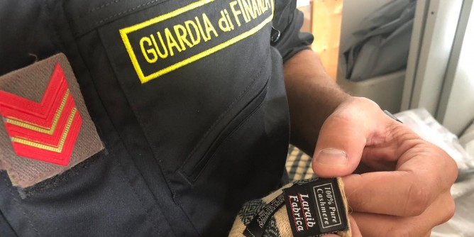 Frode tessile nel centro di Olbia