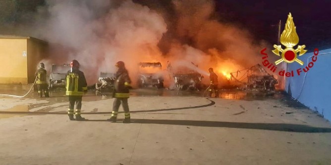 Fiamme a Porto Torres: distrutti 6 camper