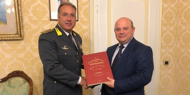 Sanna col comandante della Finanza