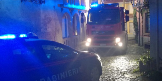 Orani: appartamento in fiamme