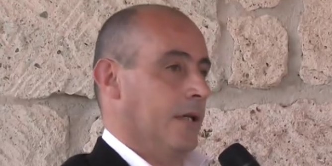 Petizione contro il sindaco di <i>Monteleone</i>