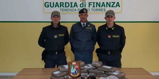 Sbarca a Porto Torres con 15 chili di cocaina: arrestato