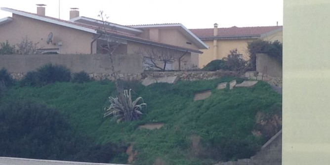 Porto Torres, crolla muro di una villetta: nessuna ordinanza