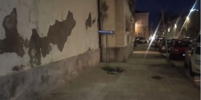 Palo divelto e buca davanti la scuola De Amicis