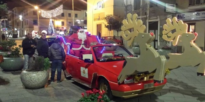 Porto Torres: la slitta di Babbo Natale percorre la città