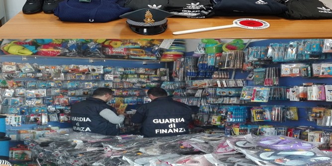 Merci contraffatte: sequestrati 200mila articoli