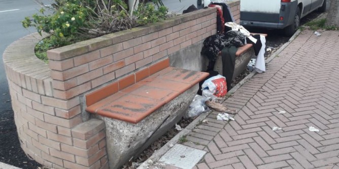 Porto Torres: via Sassari, panchine addobbate dai rifiuti