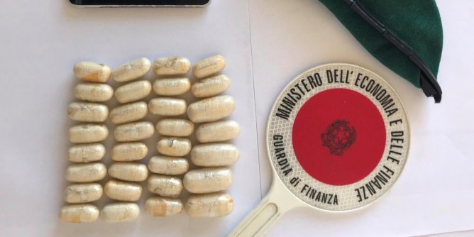 Eroina nell´intestino: <i>corriere</i> in manette