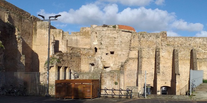 Via le infestanti dal <i>Forte</i> di Alghero