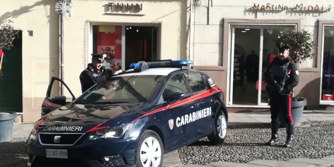 Sassari: Ruba i vestiti e fugge in taxi