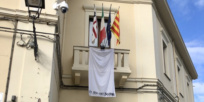 Latte: lenzuola bianche a Porta Terra