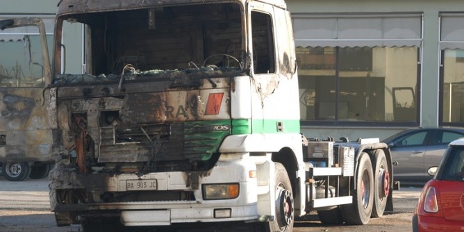 Incendia una motrice: algherese in manette