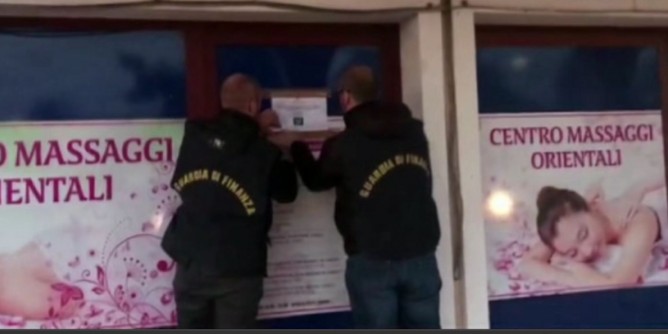 Centro massaggi chiuso dalla Finanza