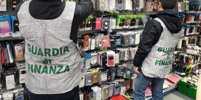 Sequestrati 19mila articoli <i>pericolosi</i> nel Cagliaritano