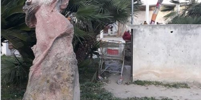 Porto Torres: carrello della spesa abbandonato nella piazza