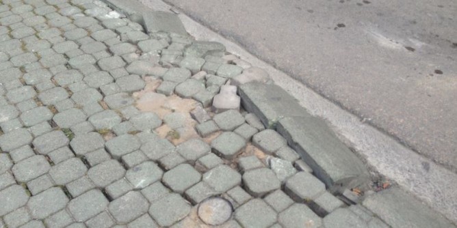 Mattoni divelti da un anno: degrado in Piazza Marinaru