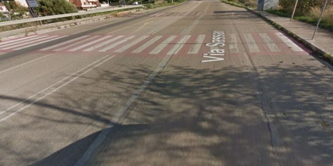 Rischio in via Sassari: cancellate le strisce pedonali