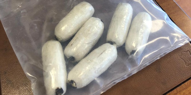 Scappa con 47 ovuli di coca nello stomaco