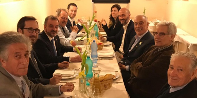 Gli ex sindaci <i>abbracciano</i> la Catalogna