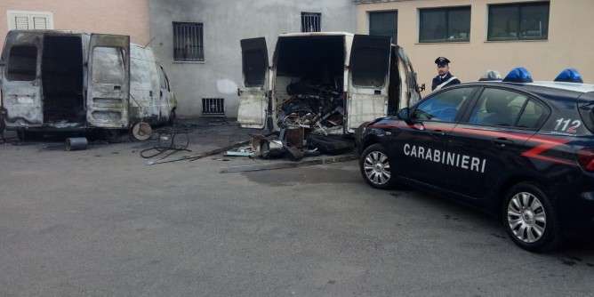 Due furgoni incendiati: indagini a Torpè