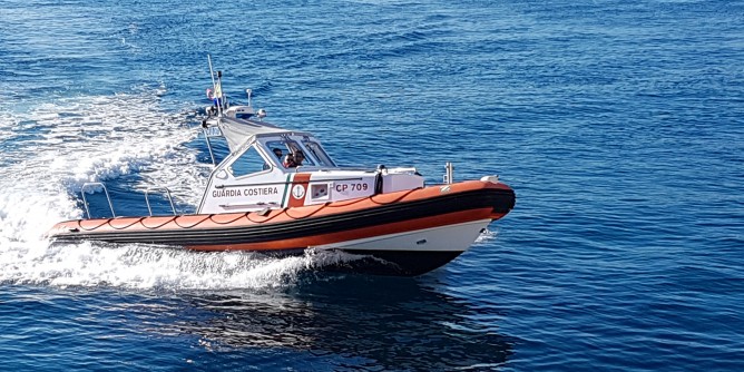 Si <i>tuffa</i> sugli scogli: bambino soccorso a Bosa