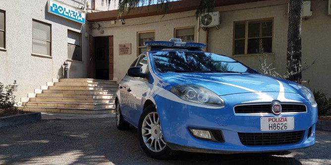 Escono per fumare uno spinello: <i>pizzicati</i> dai poliziotti