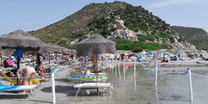 A Villasimius hanno recintato il mare