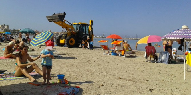 Ruspa tra gli ombrelloni ad Alghero