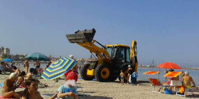 Ruspe tra i bagnanti, le scuse. «Accertamenti urgenti sul fatto»