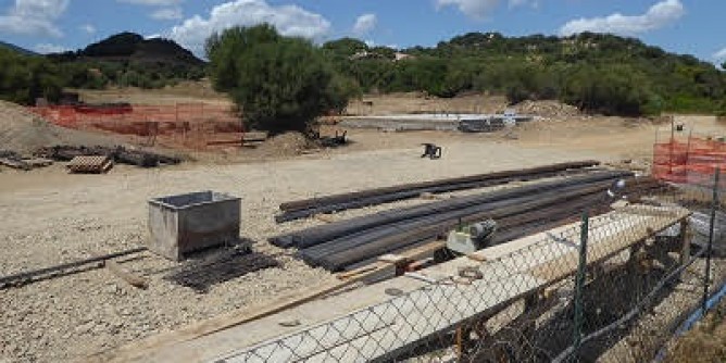 Cala Sinzias, cemento a due passi dal mare