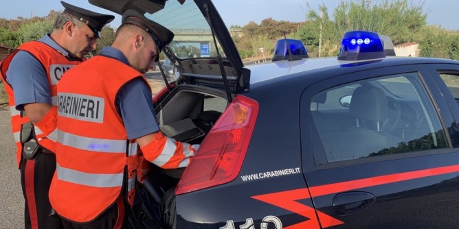 Bar aperto a Romana: intervengono i Carabinieri