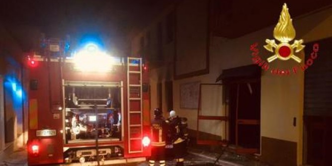 Dorgali: bomba contro la sede <i>Dem</i>