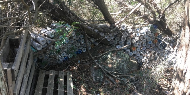 Rena Bianca: gi il <i>muro</i> di bottiglie