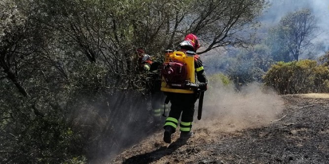 Meno ettari bruciati, ma il fuoco non si ferma