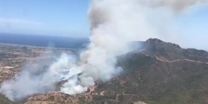 In Sardegna, il fuoco non si ferma