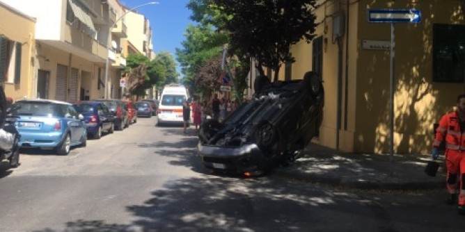 Scontro all´incrocio: l´auto si ribalta
