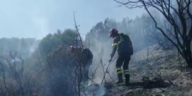 Il fuoco non si ferma nell´Isola