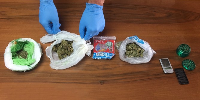 Marijuana nello zainetto: 17enne nei guai