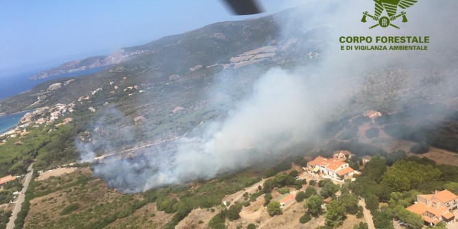 Incendio a Carloforte: tre elicotteri al lavoro