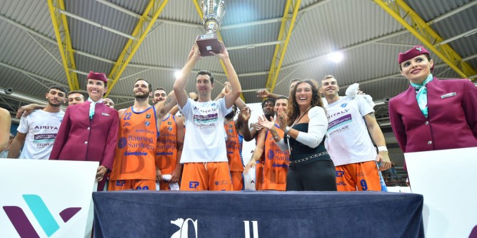 La Dinamo alza il Trofeo Air Italy