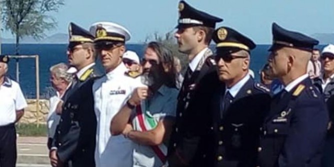 Sindaco in bermuda: «si scusi»