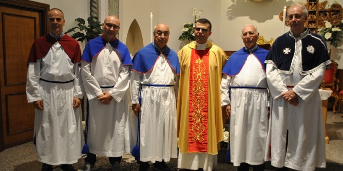 Stintino <i>saluta</i> il suo parroco